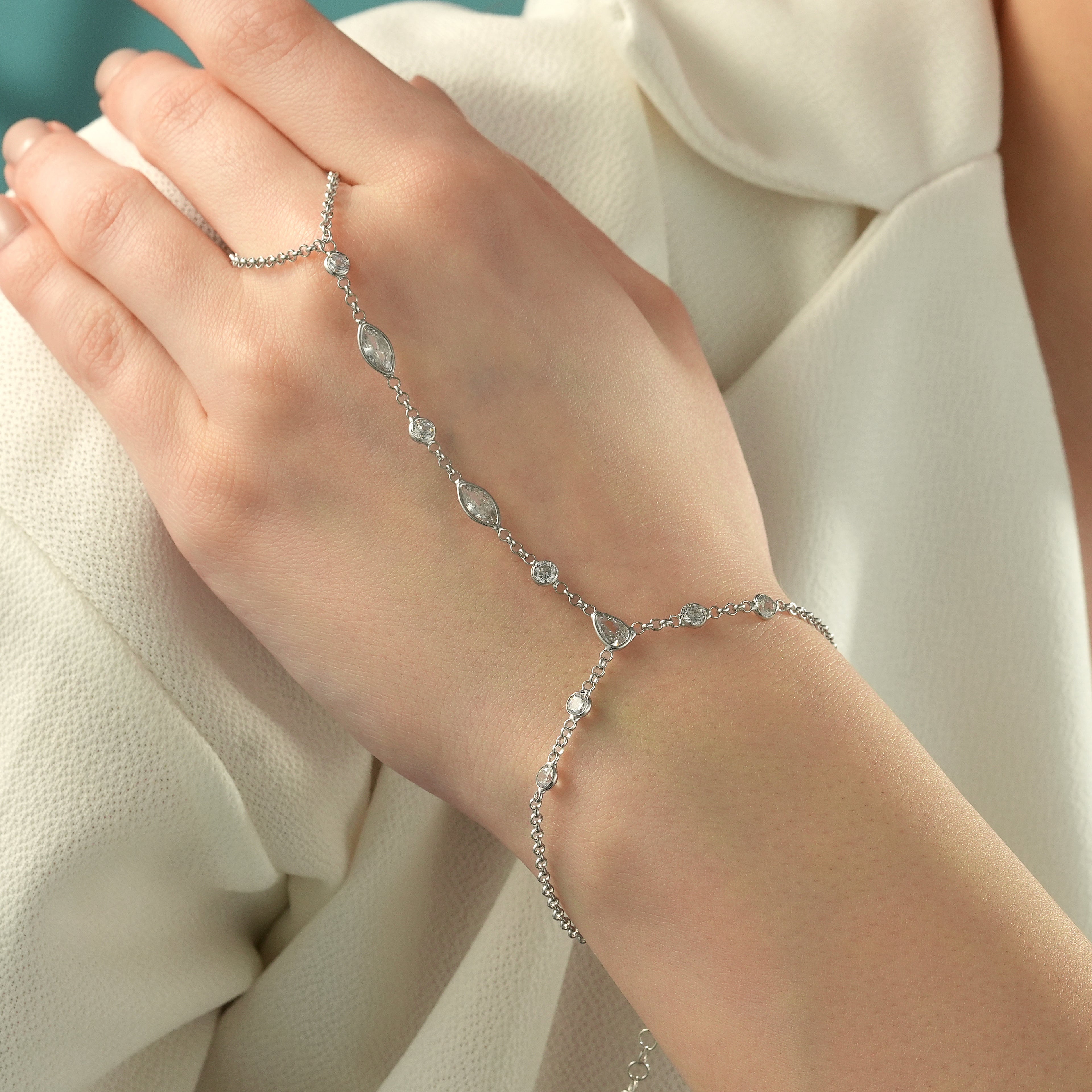 14K Verguld Handketting Armband in 925 Sterling Zilver – Subtiele Vingerarmband met Zirkonia